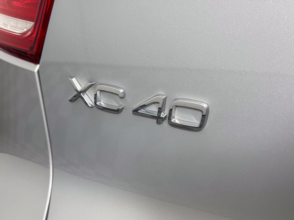 Certified 2025 Volvo XC40 B5 Plus AWD/4WD image 8