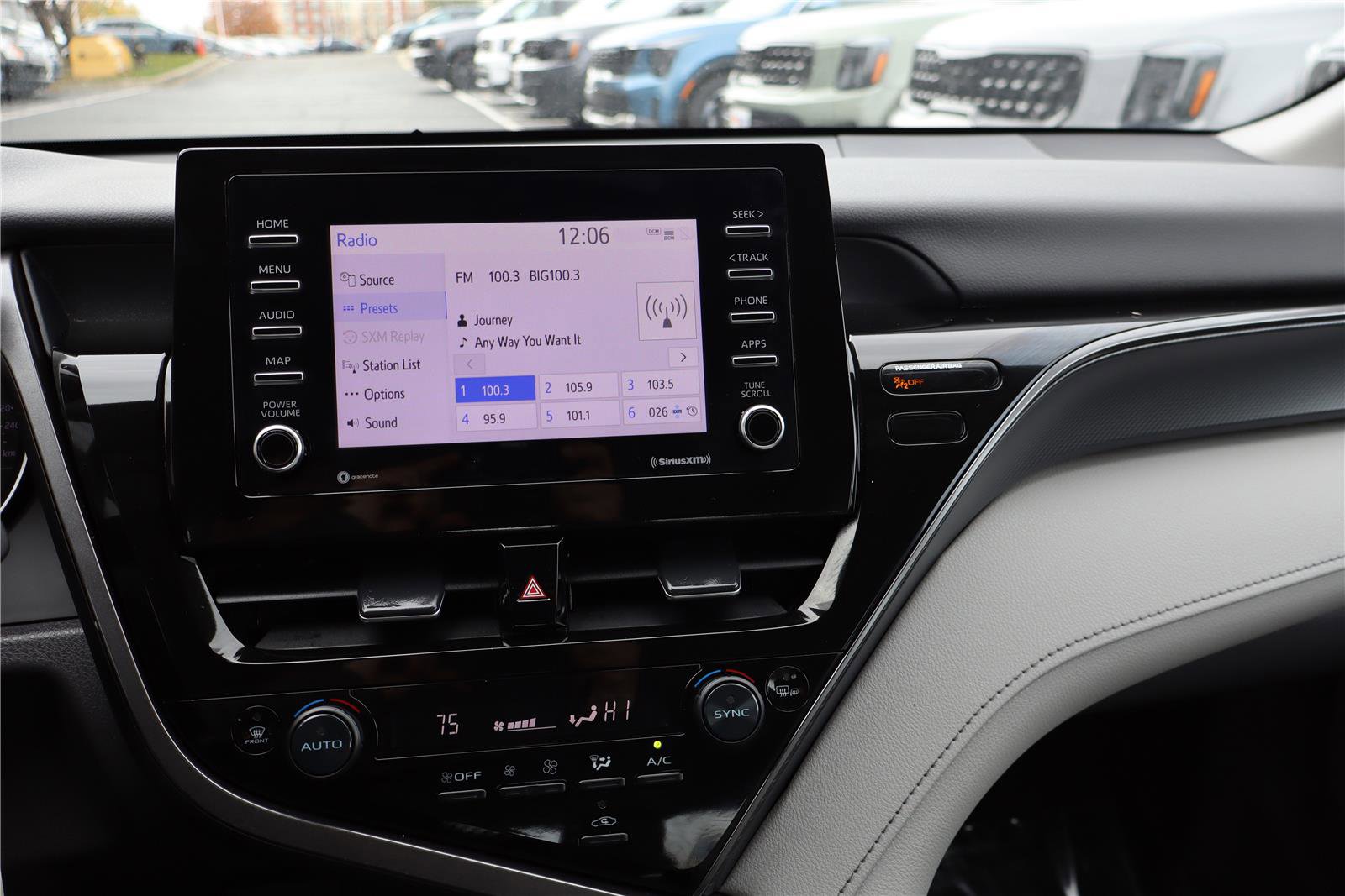 Used 2023 Toyota Camry SE image 19