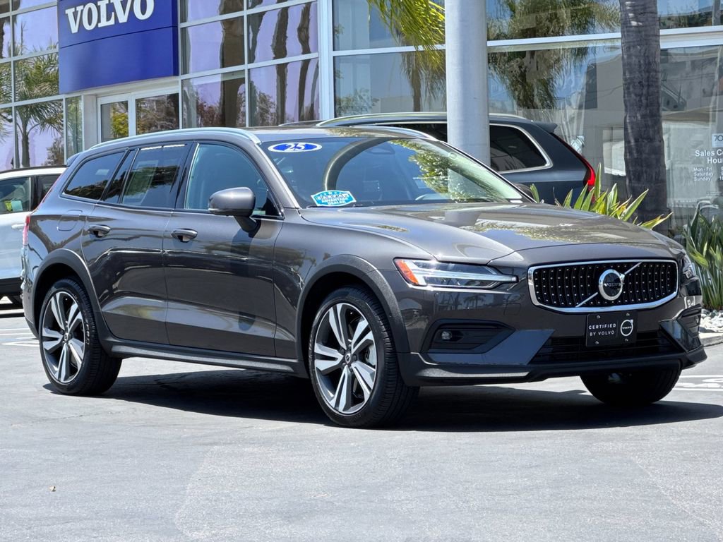 Certified 2025 Volvo V60 B5 Cross Country Plus AWD/4WD image 7
