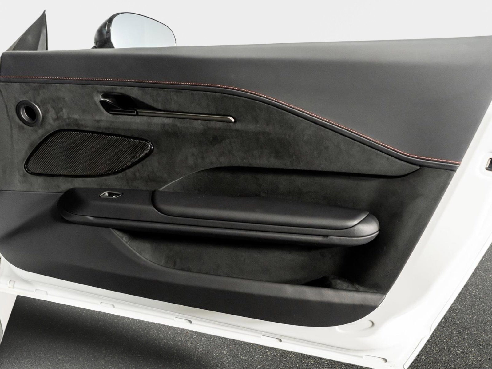 Used 2025 Aston Martin V8 Vantage Coupe image 43