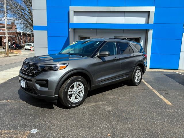 Used 2023 Ford Explorer XLT AWD/4WD image 2