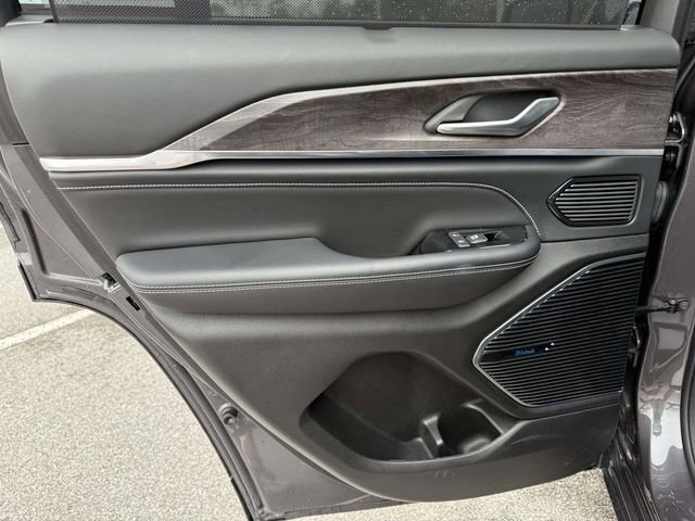 Used 2022 Jeep Grand Cherokee Overland w/ Advanced Protech Group III image 10