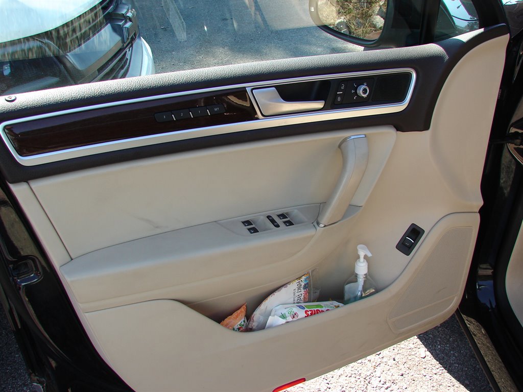 Used 2016 Volkswagen Touareg Lux image 5