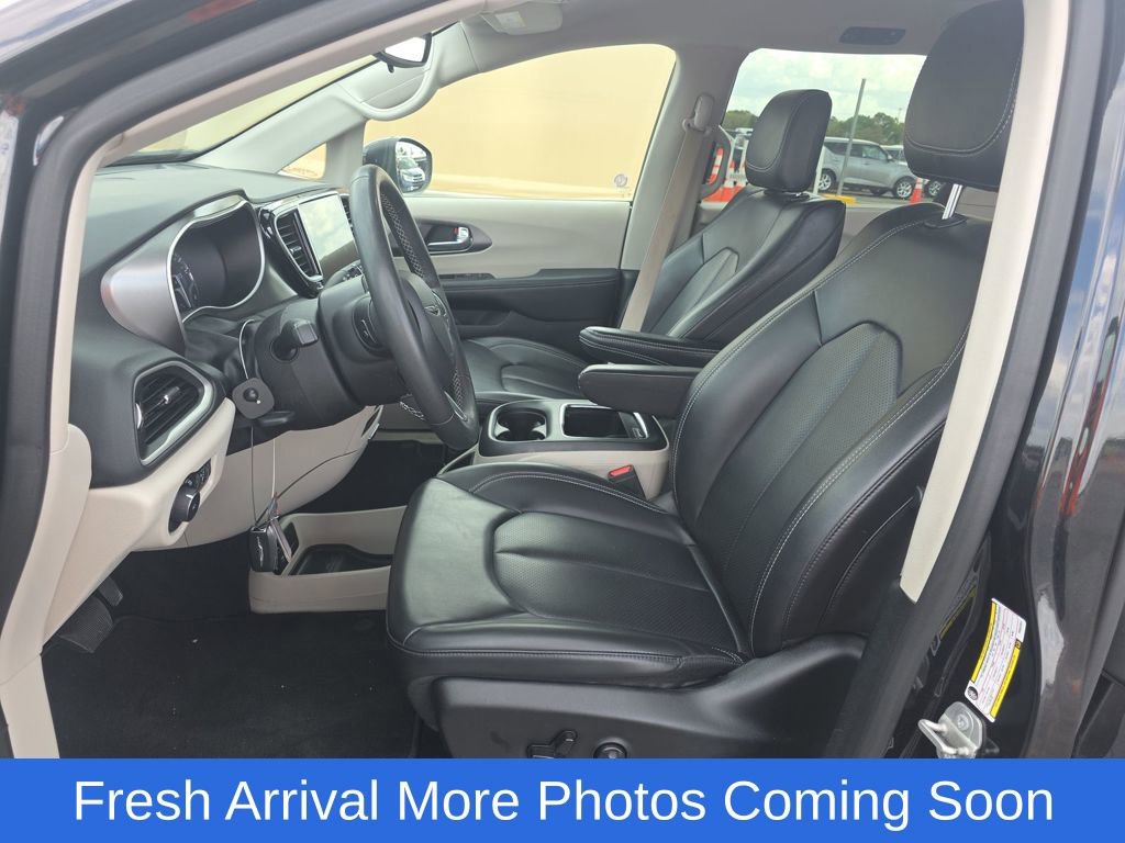 Used 2023 Chrysler Pacifica Touring-L image 11