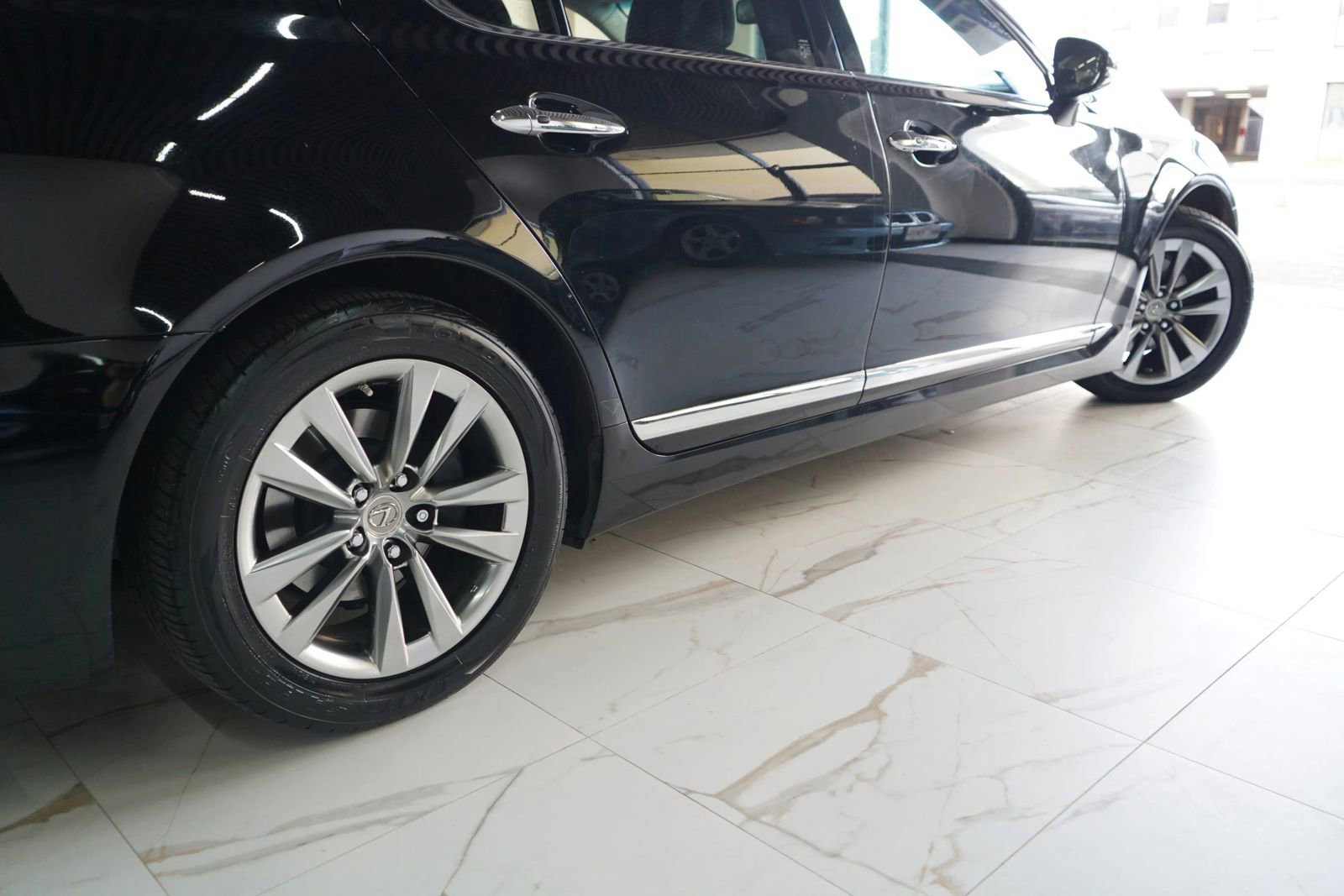 Used 2014 Lexus LS 460 RWD image 5