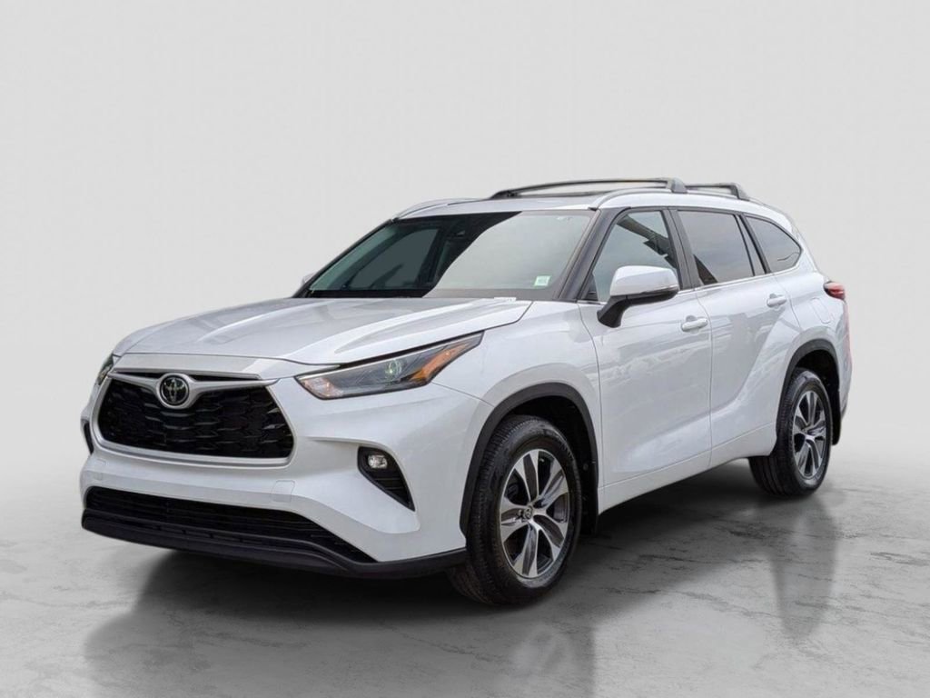 Used 2023 Toyota Highlander XLE AWD/4WD image 1