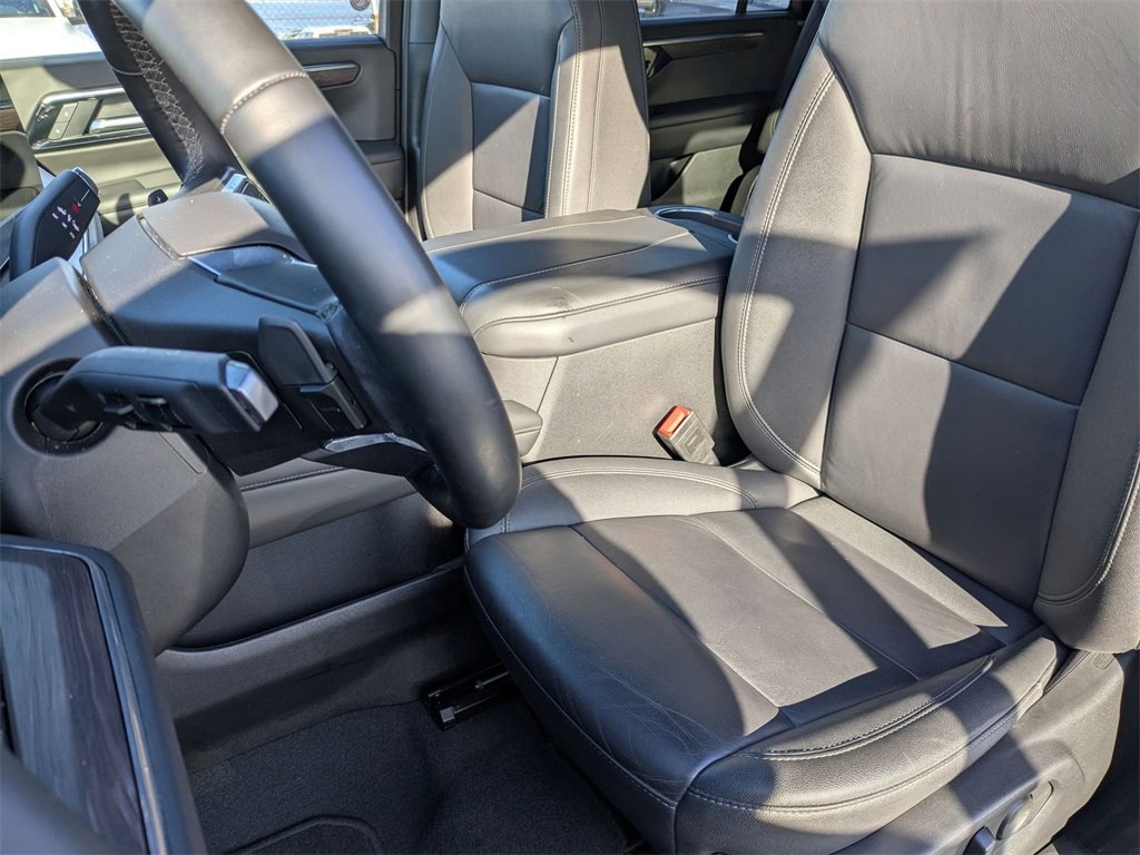 Used 2025 Chevrolet Suburban Z71 image 18