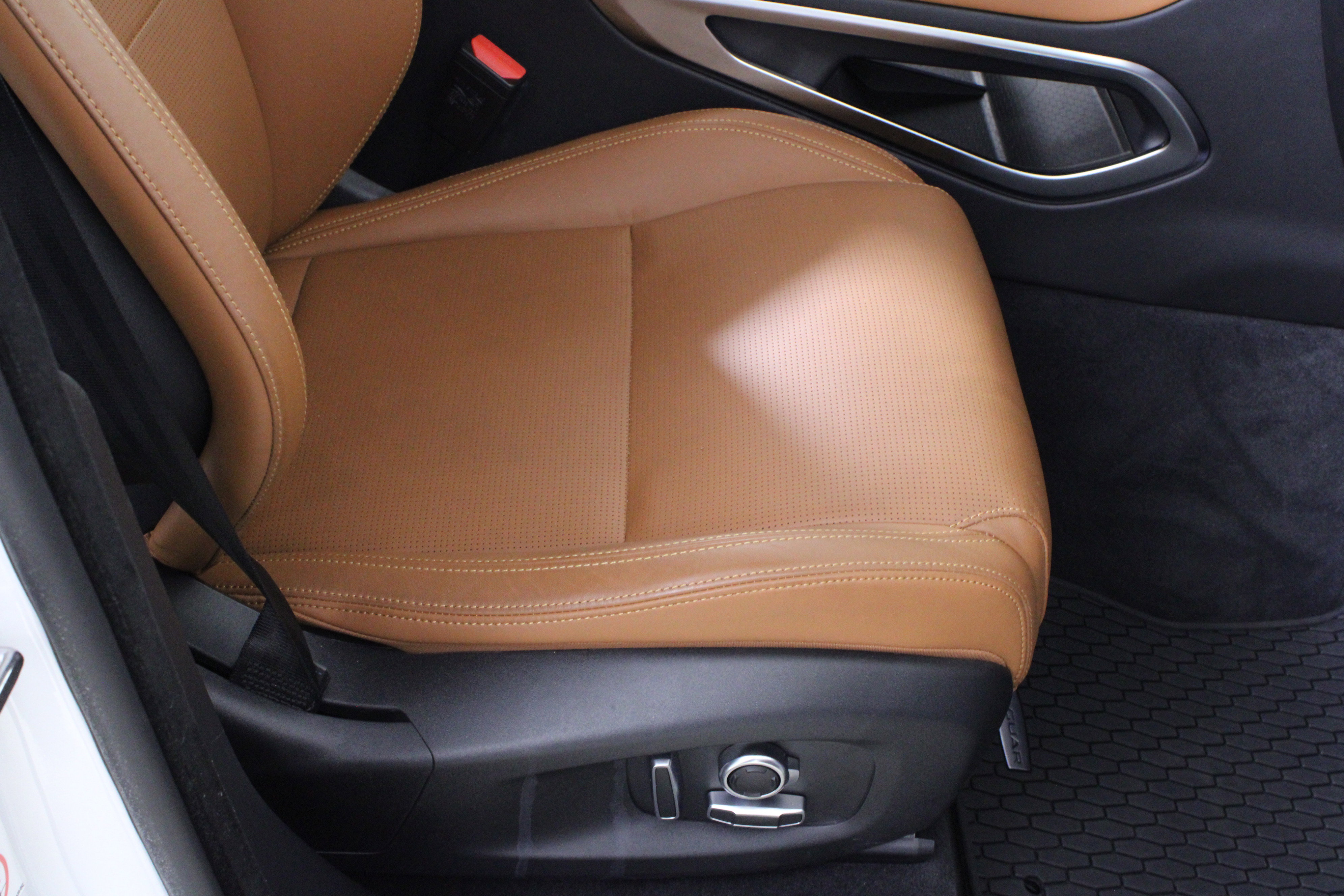 Certified 2025 Jaguar F-PACE R-Dynamic S AWD/4WD image 16