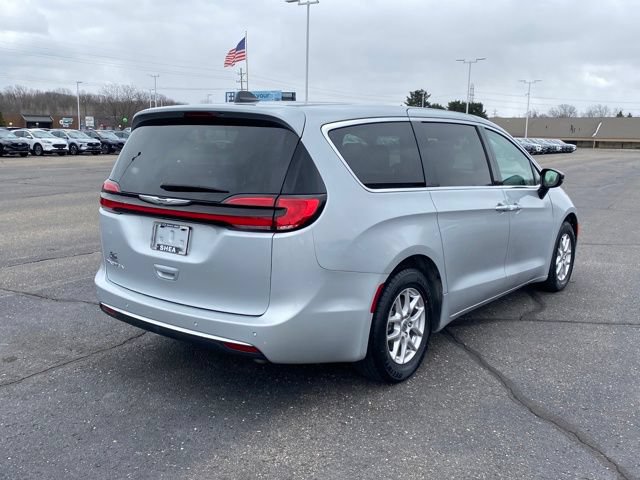 Used 2024 Chrysler Pacifica Touring-L FWD image 3