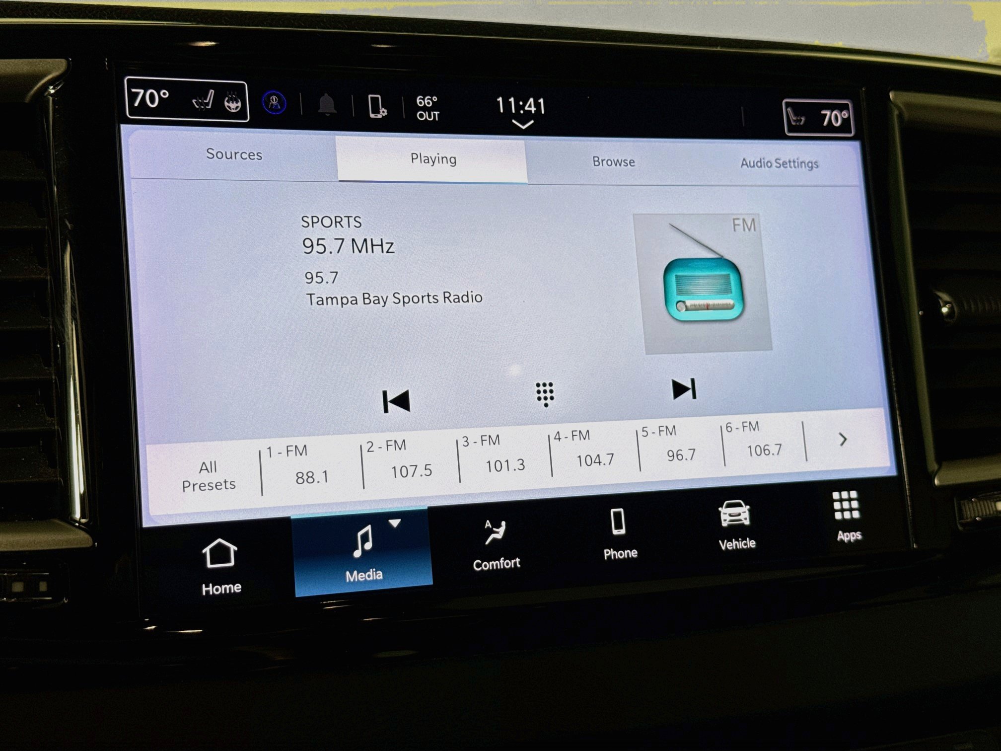 Used 2024 Chrysler Pacifica Touring-L FWD image 16