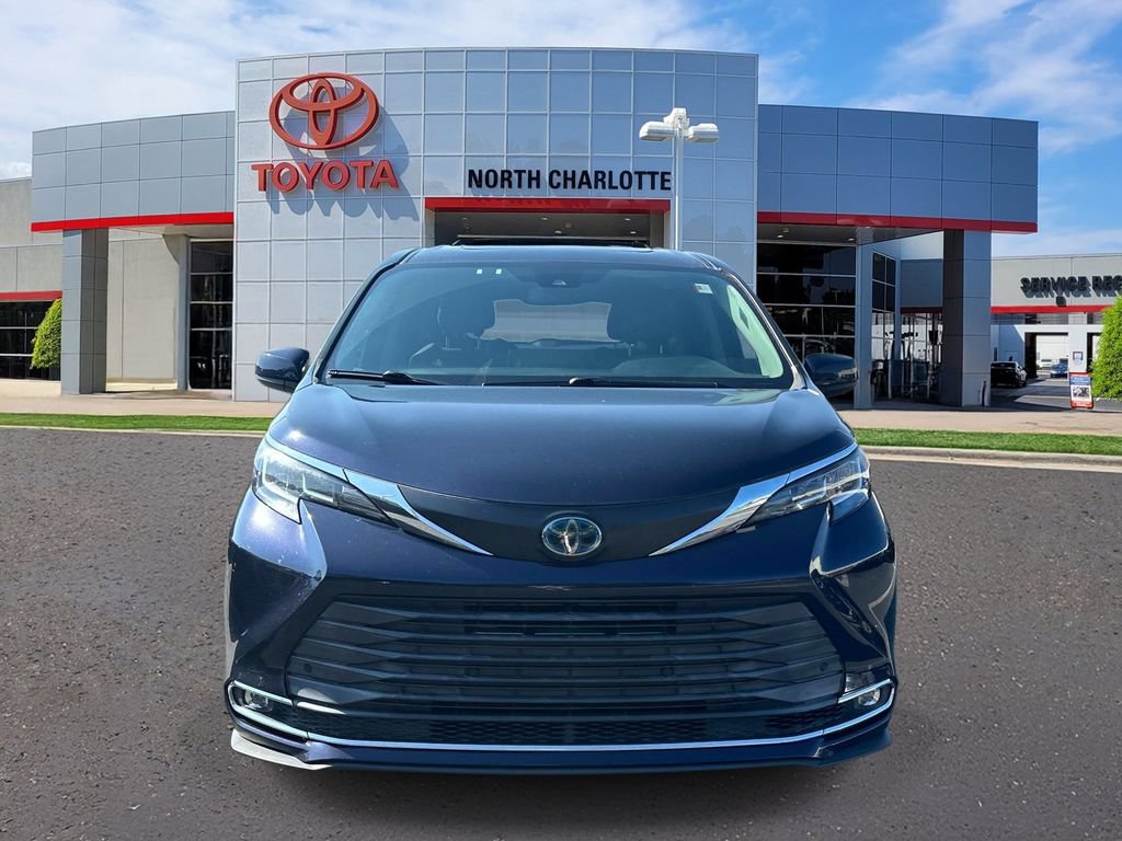 Used 2021 Toyota Sienna XLE FWD image 2