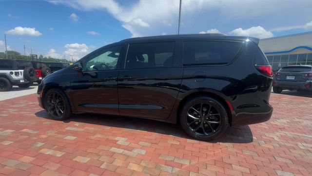 Used 2025 Chrysler Pacifica Limited FWD image 8