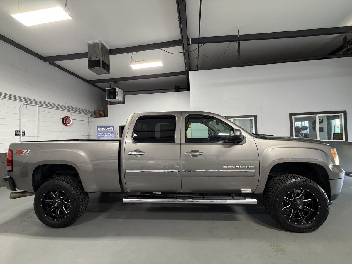 Used 2013 GMC Sierra 2500 Denali w/ Suspension Package, Off-Road AWD/4WD image 4