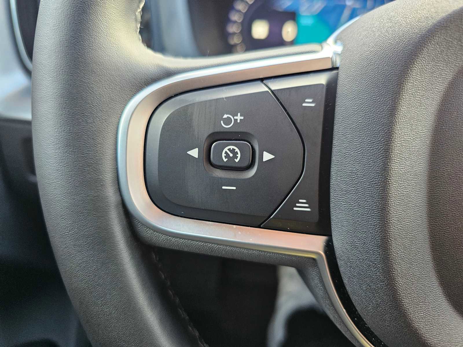 Used 2025 Volvo XC60 B5 Core w/ Protection Package Premier image 36