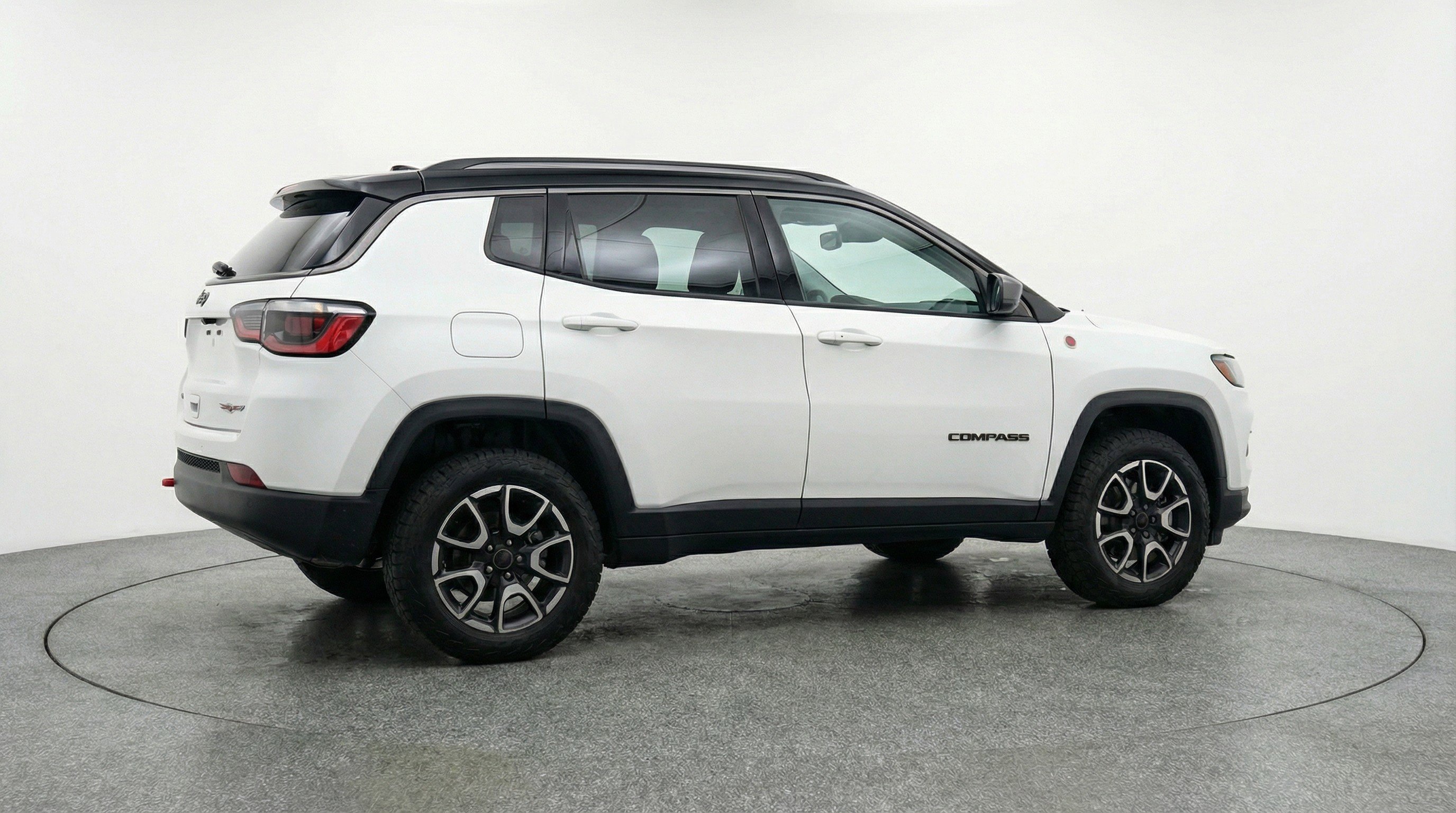 Used 2025 Jeep Compass Trailhawk AWD/4WD image 9