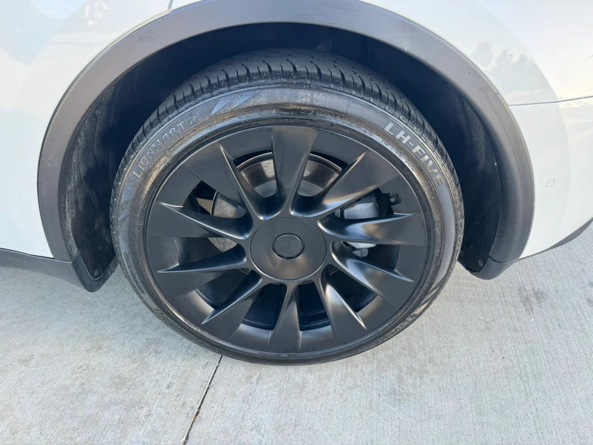 Used 2024 Tesla Model Y Long Range RWD image 17