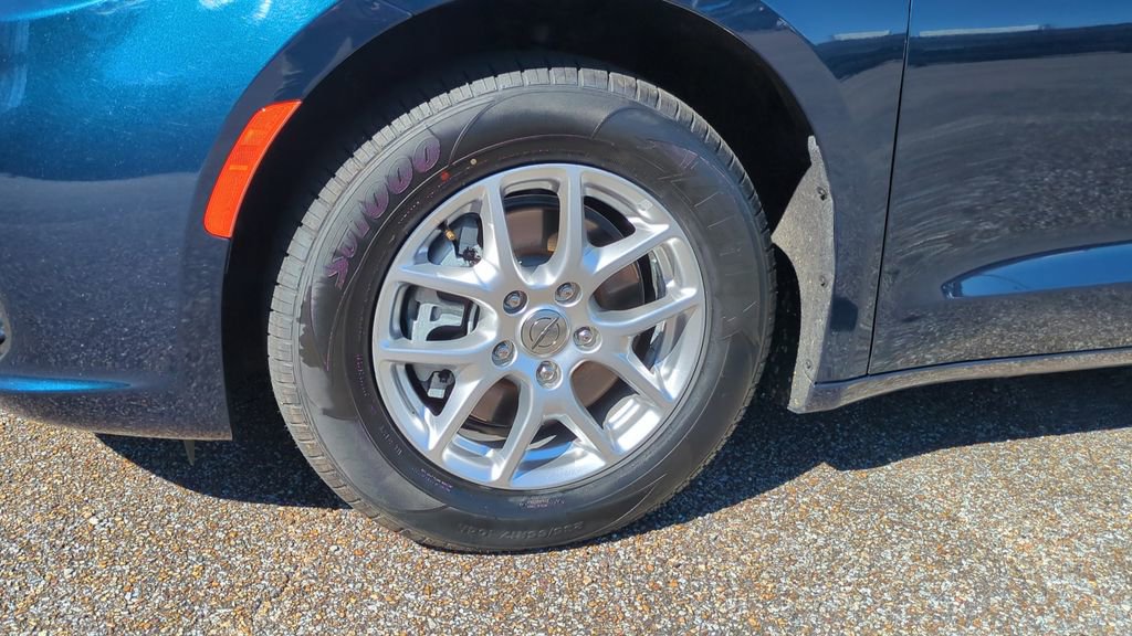 Used 2024 Chrysler Pacifica Touring-L image 10