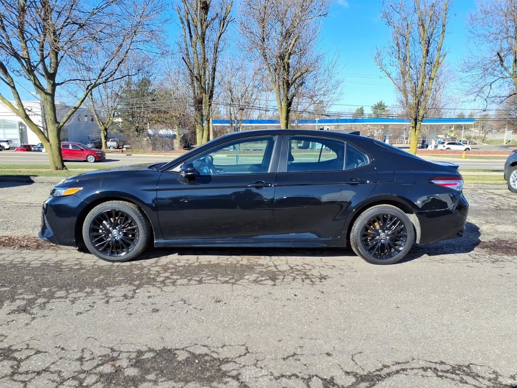 Used 2020 Toyota Camry SE image 2