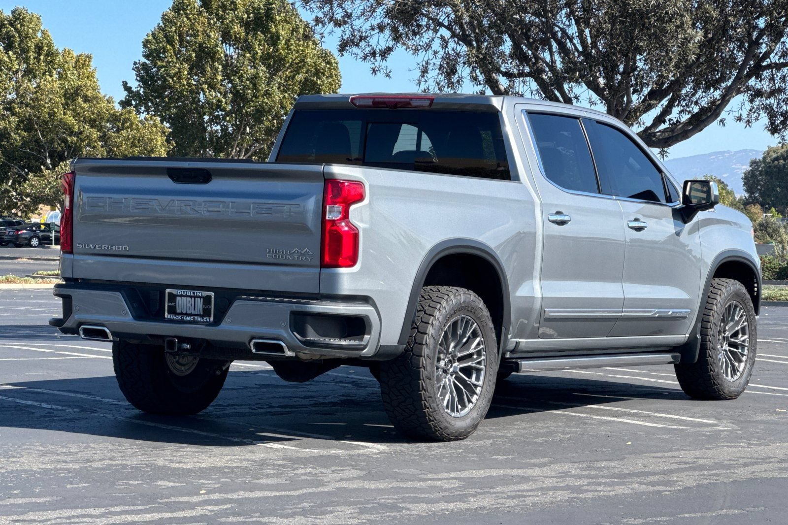 Used 2023 Chevrolet Silverado 1500 High Country w/ High Country Premium Package AWD/4WD image 4