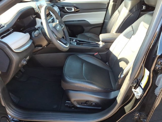 Used 2024 Jeep Compass Limited w/ Elite Group AWD/4WD image 13
