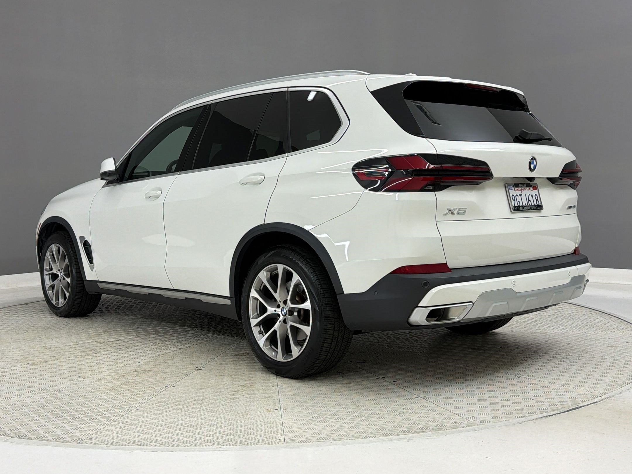 Certified 2024 BMW X5 sDrive40i w/ Parking Assistance Package RWD image 3