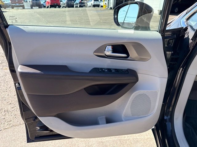 Used 2018 Chrysler Pacifica Touring-L Plus w/ Tire & Wheel Group FWD image 11