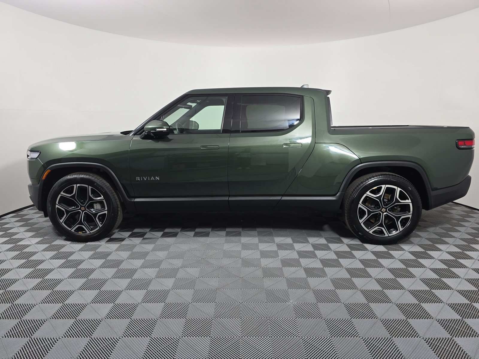 Used 2025 Rivian R1T Adventure AWD/4WD image 2