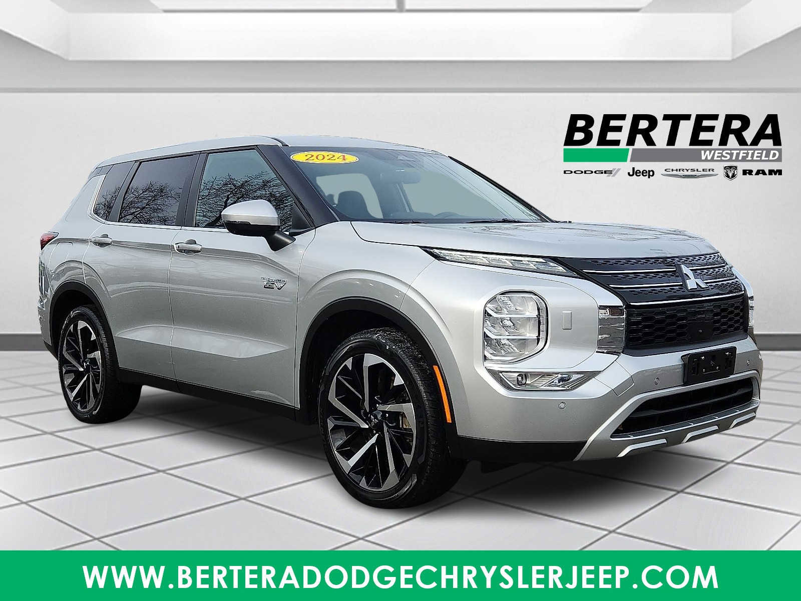 Used 2024 Mitsubishi Outlander SE image 1