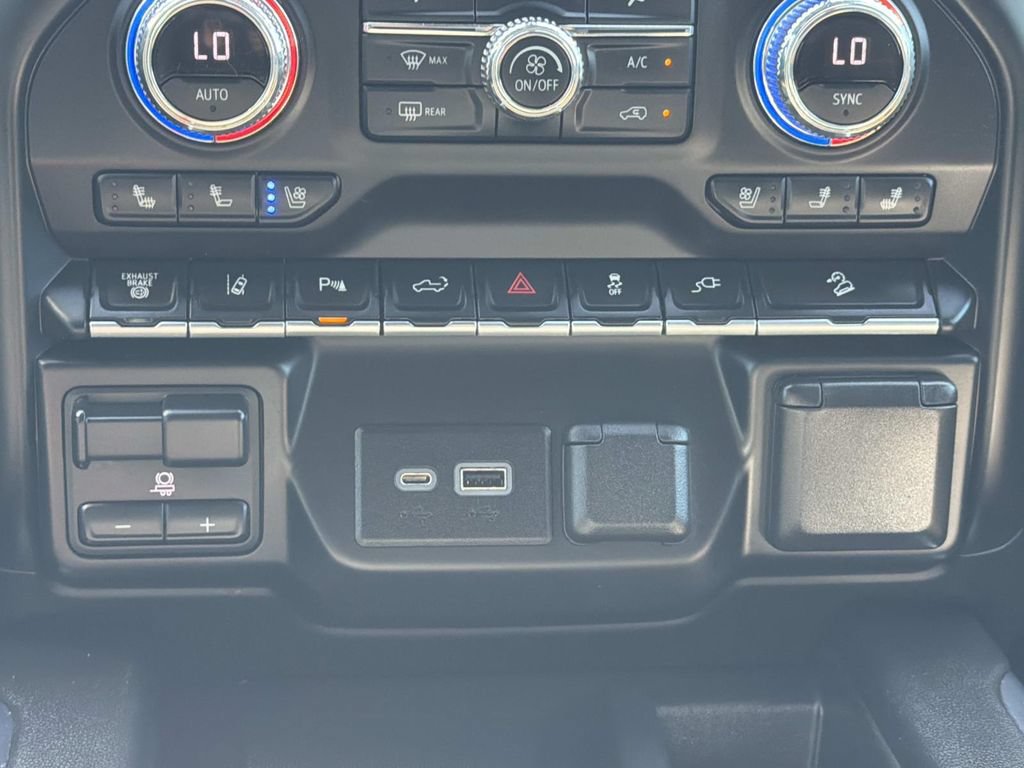 Used 2022 GMC Sierra 2500 AT4 w/ AT4 Preferred Package AWD/4WD image 16