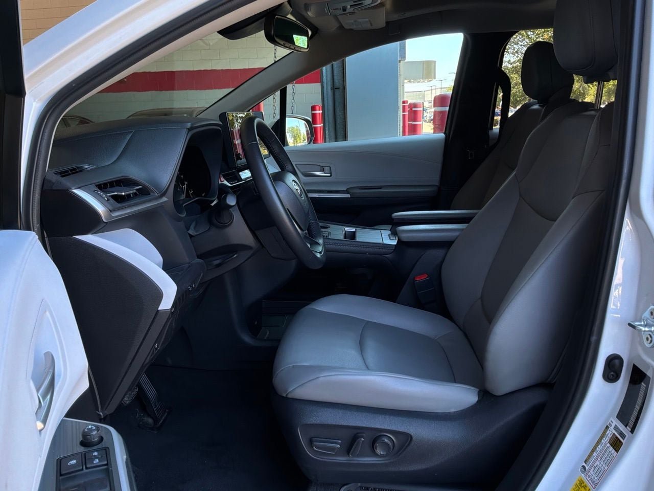 Used 2026 Toyota Sienna XLE FWD image 10