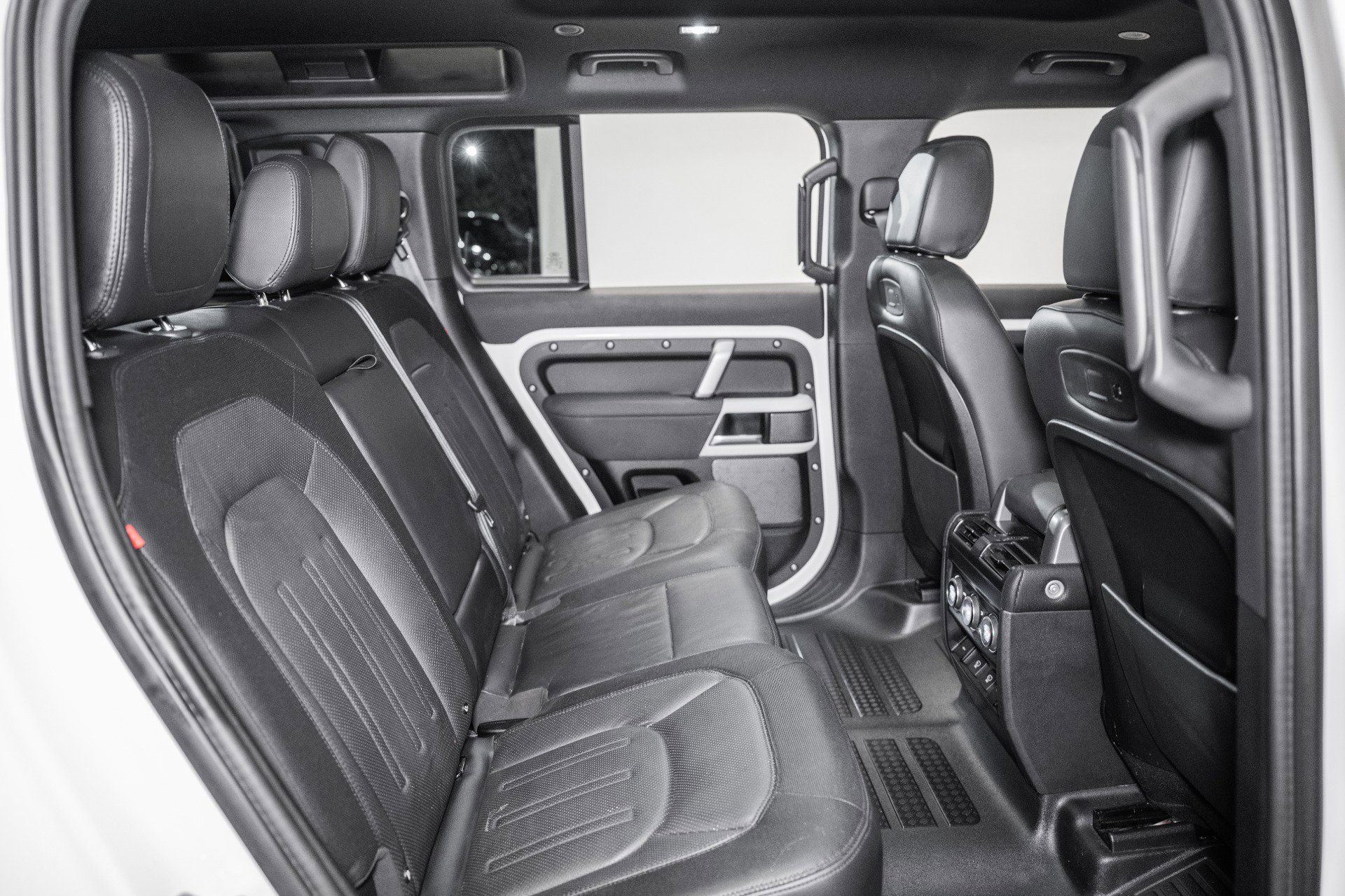 Used 2022 Land Rover Defender 110 X-Dynamic SE image 27