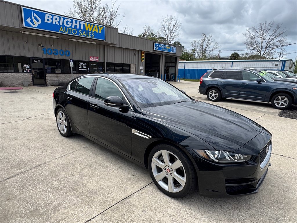 Used 2018 Jaguar XE Premium image 3