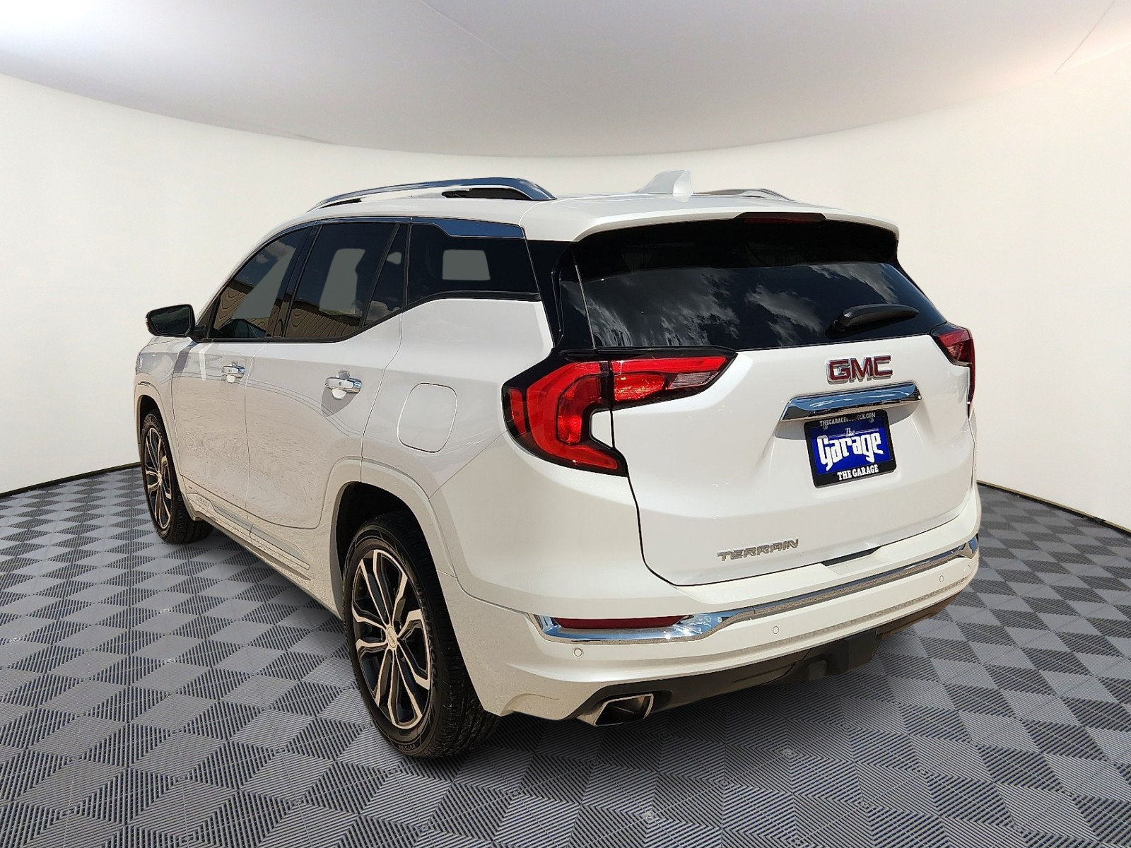 Used 2020 GMC Terrain Denali w/ Denali Premium Package FWD image 3