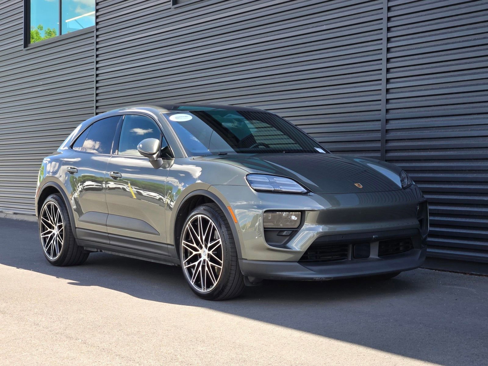 Certified 2025 Porsche Macan 4 Electric AWD/4WD image 9