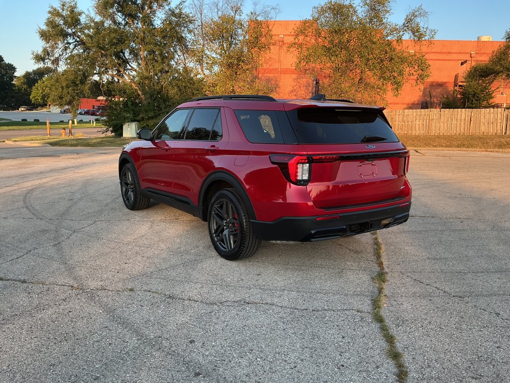 New 2026 Ford Explorer ST-Line w/ ST-Line Street Pack AWD/4WD image 3