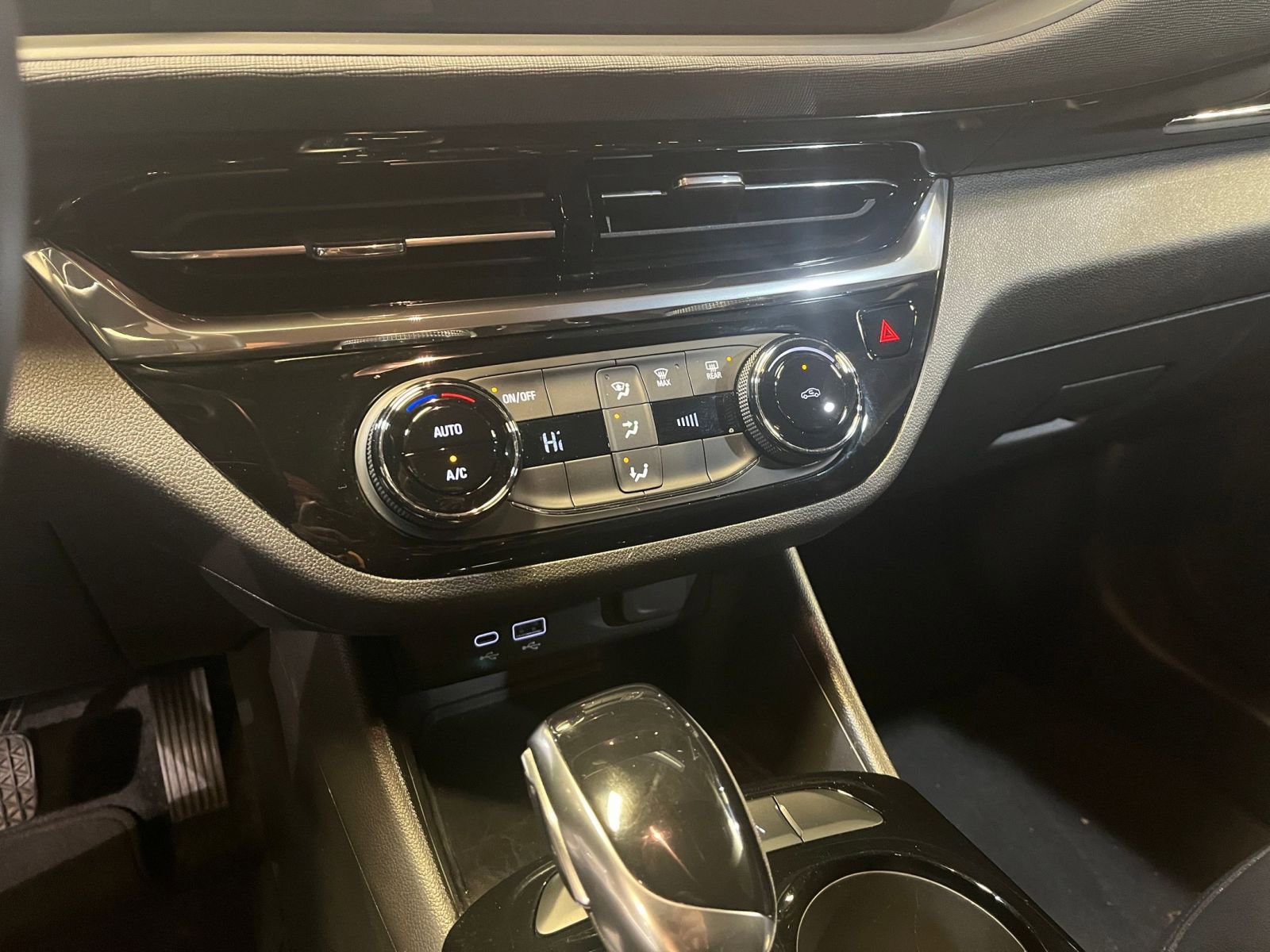 Used 2025 Buick Envista Sport Touring image 18