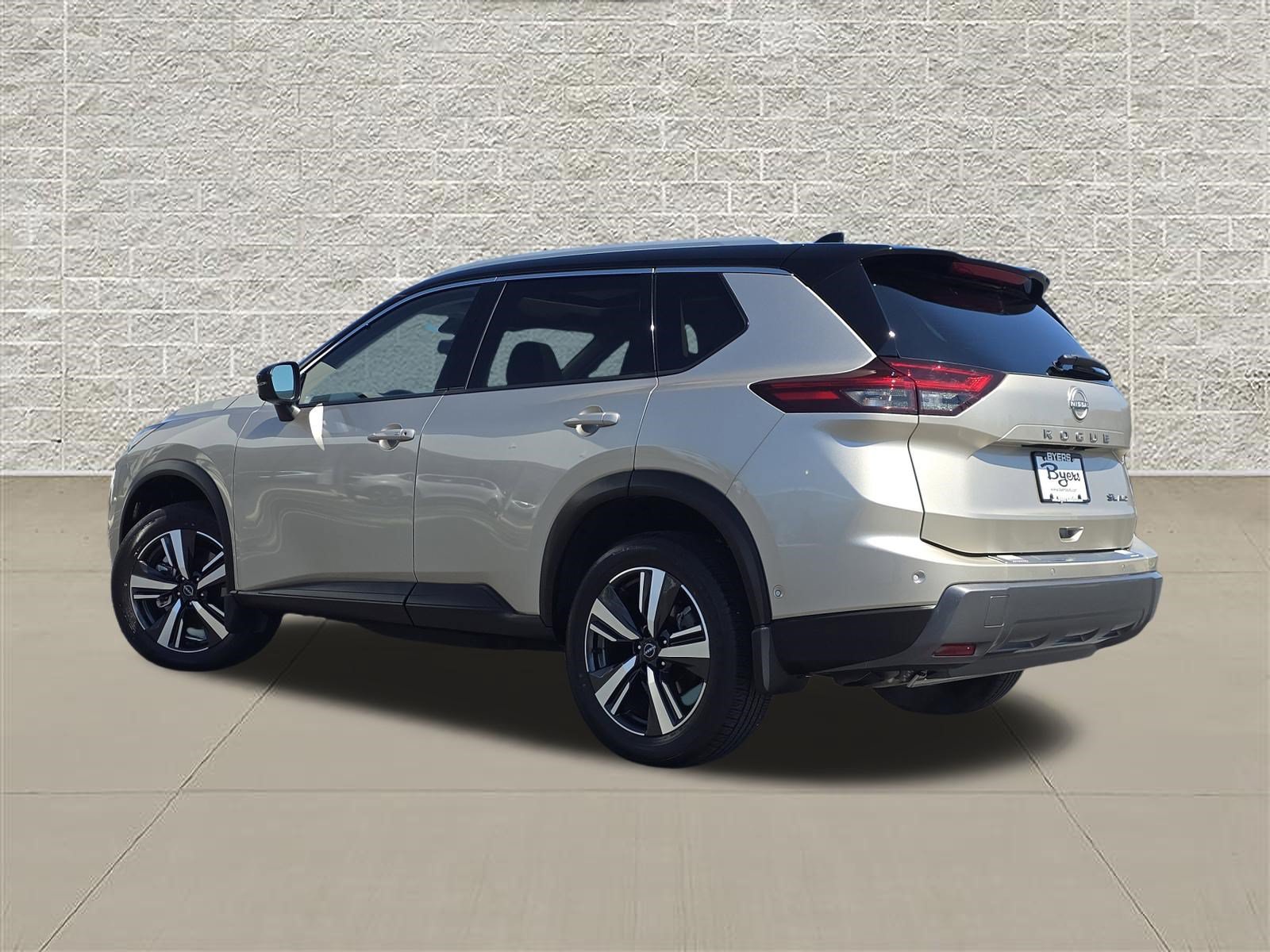Used 2025 Nissan Rogue SL w/ Tech Package AWD/4WD image 5