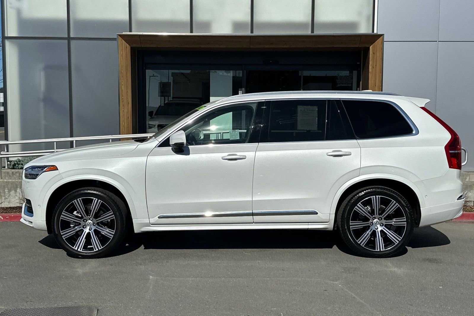 Used 2023 Volvo XC90 B6 Ultimate w/ Protection Package Premier image 6