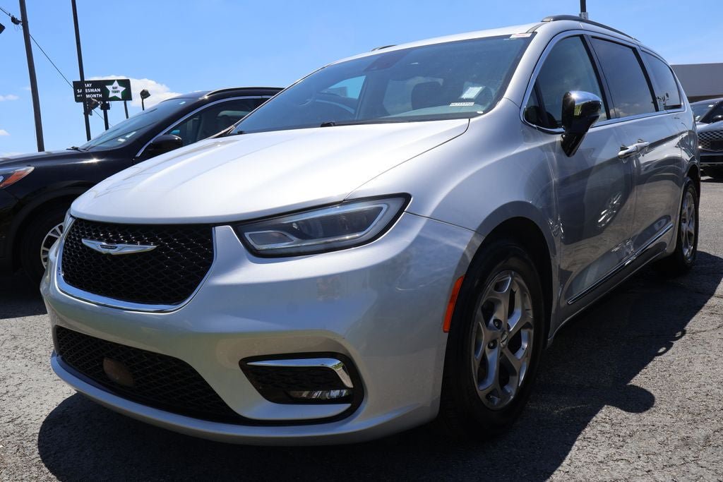 Used 2023 Chrysler Pacifica Limited FWD image 1