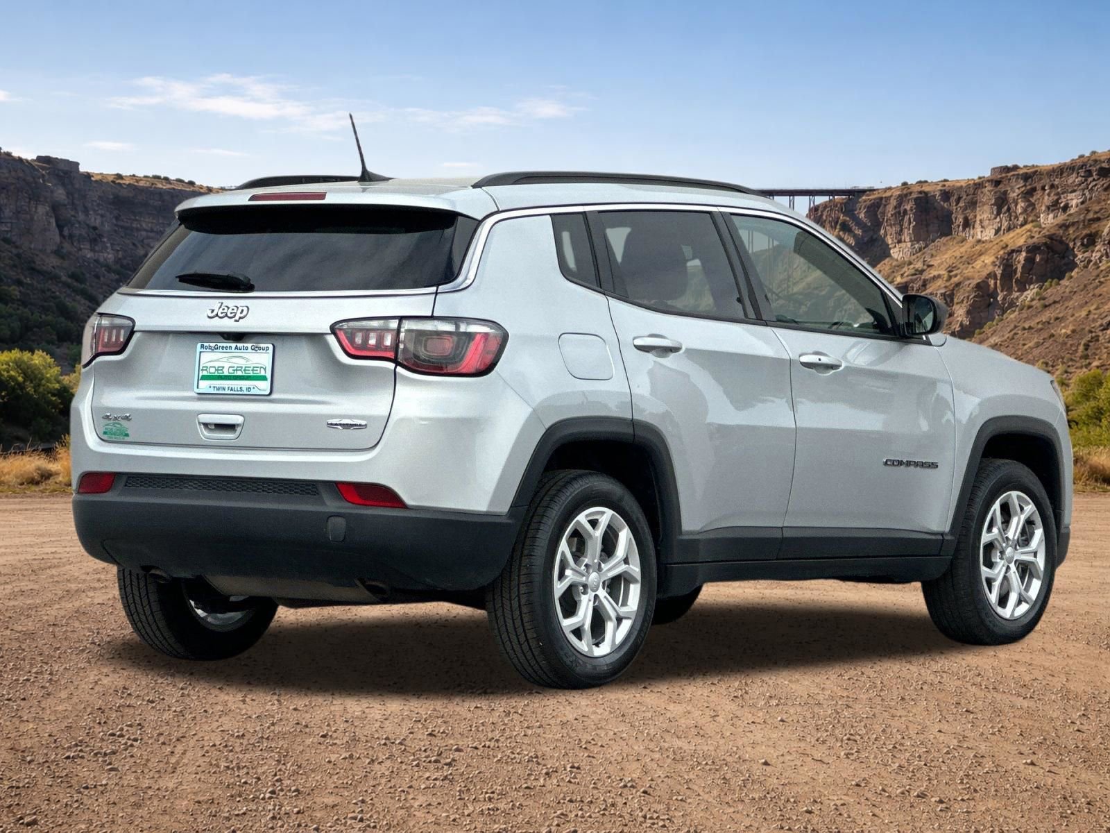 Used 2024 Jeep Compass Latitude AWD/4WD image 3