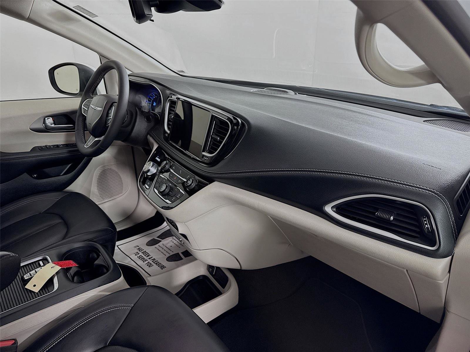 Used 2023 Chrysler Pacifica Touring-L image 29