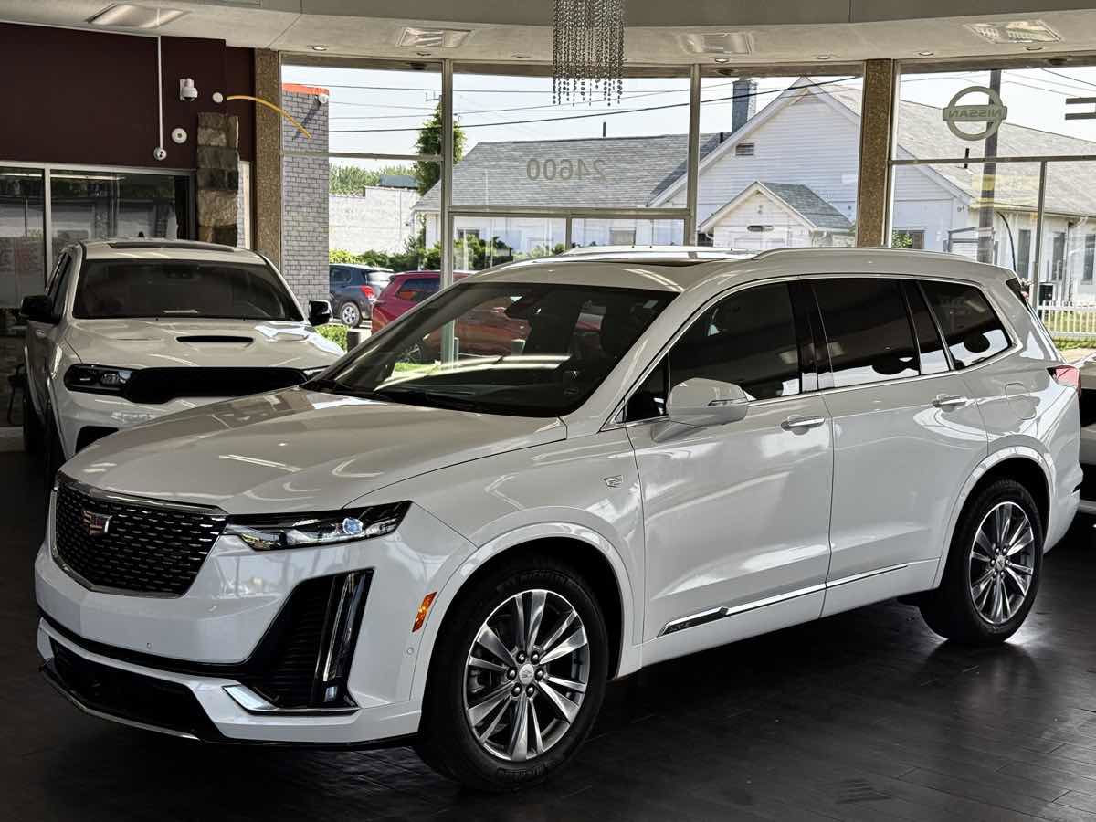 Used 2024 Cadillac XT6 Premium Luxury w/ Technology Package image 2