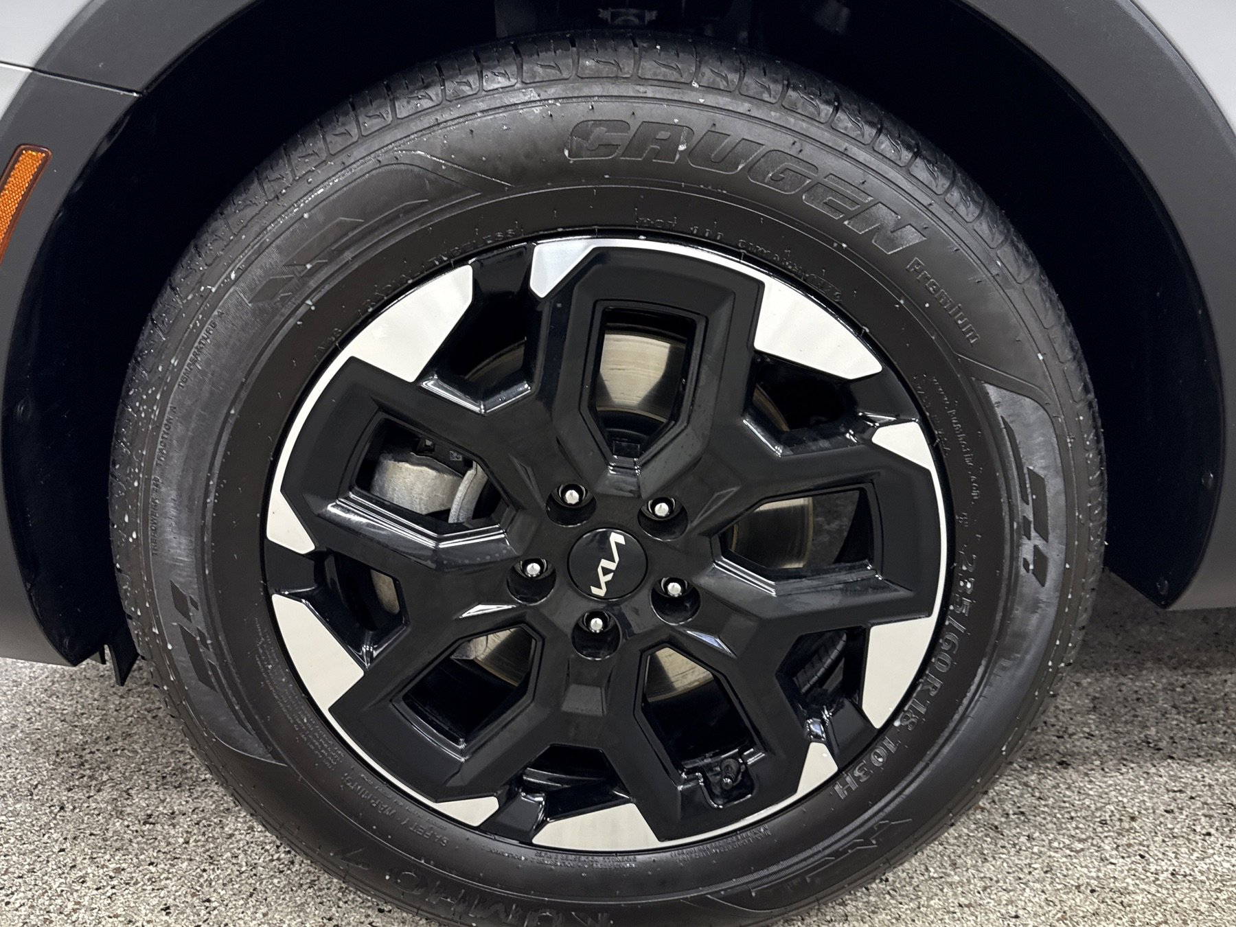 Used 2024 Kia Sorento S w/ Panoramic Sunroof Package image 2