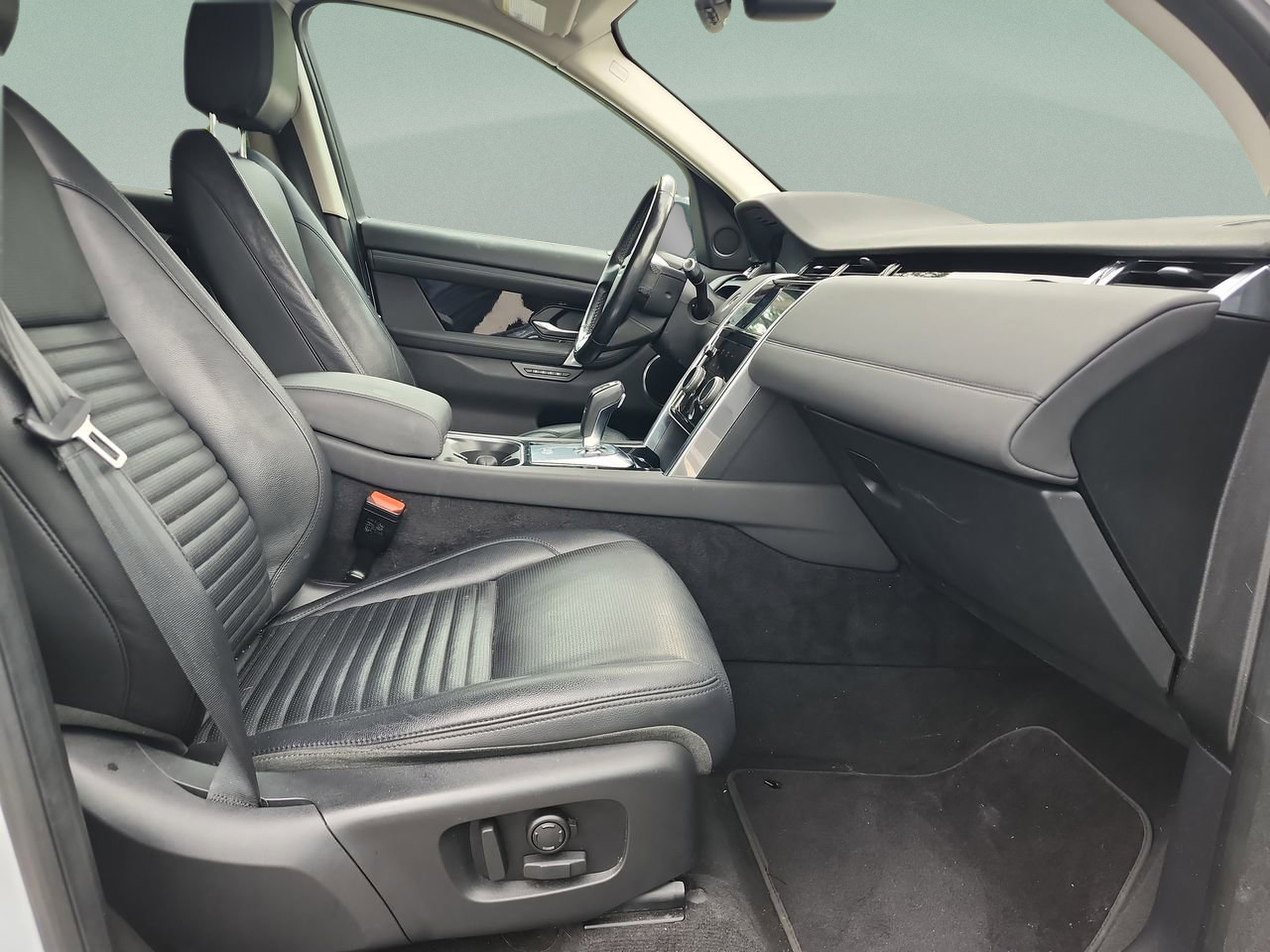 Used 2020 Land Rover Discovery Sport SE AWD/4WD image 16