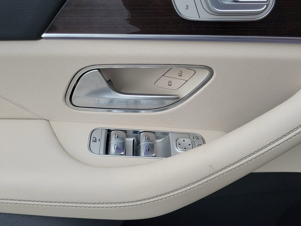 Certified 2025 Mercedes-Benz GLE 450e 4MATIC image 27