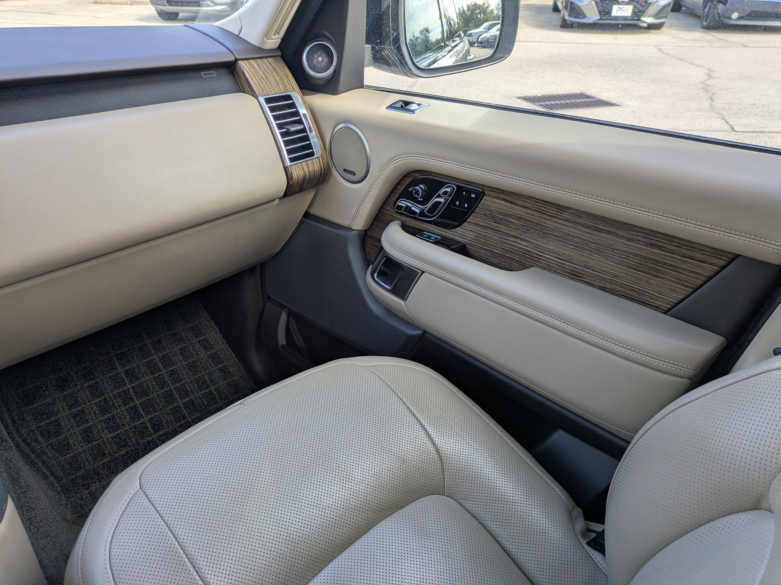 Used 2018 Land Rover Range Rover HSE image 19