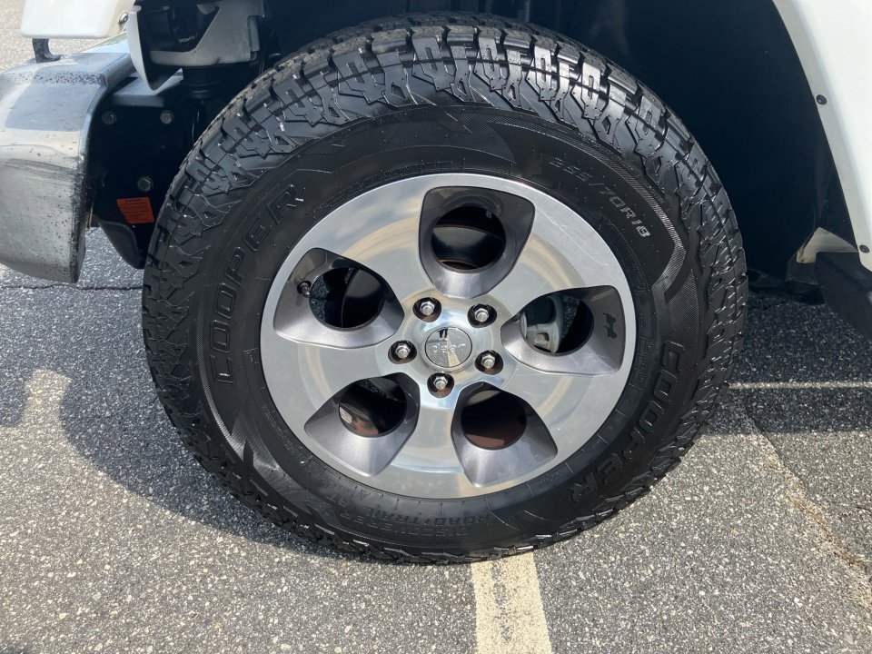 Used 2017 Jeep Wrangler Unlimited Sahara w/ Connectivity Group image 31