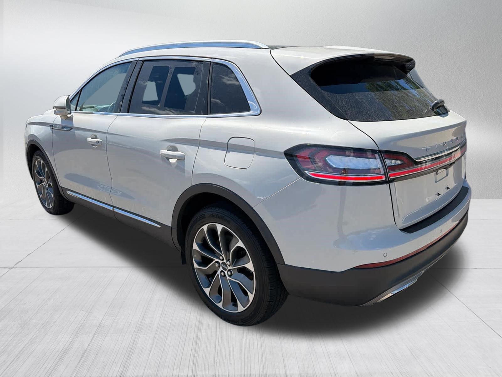 Used 2022 Lincoln Nautilus Reserve AWD/4WD image 2