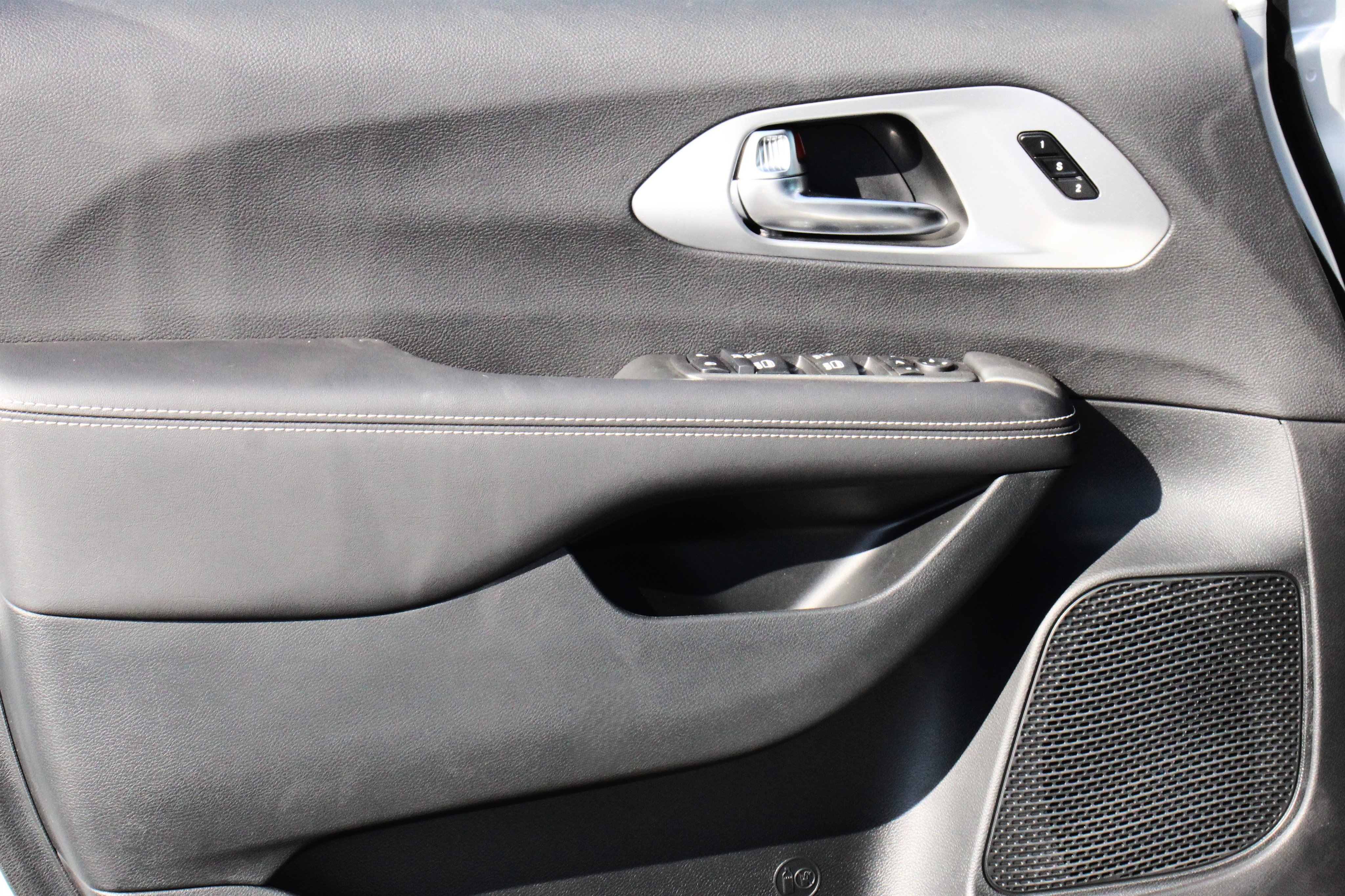 New 2026 Chrysler Pacifica Limited w/ S Appearance Package image 6