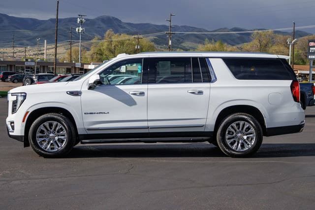 Used 2025 GMC Yukon XL Denali AWD/4WD image 3